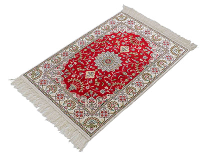 Feiner, handgeknüpfter, chinesischer Orientteppich mit Ghom Design aus Kunstseide, rot, weiß, creme. 89x62 cm. Verkauf durch Jupiter Intl.