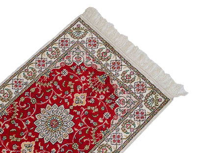 Feiner, handgeknüpfter, chinesischer Orientteppich mit Ghom Design aus Kunstseide, rot, weiß, creme. 89x62 cm. Verkauf durch Jupiter Intl.