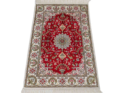 Feiner, handgeknüpfter, chinesischer Orientteppich mit Ghom Design aus Kunstseide, rot, weiß, creme. 89x62 cm. Verkauf durch Jupiter Intl.