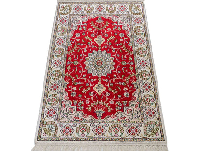 Feiner, handgeknüpfter, chinesischer Orientteppich mit Ghom Design aus Kunstseide, rot, weiß, creme. 89x62 cm. Verkauf durch Jupiter Intl.