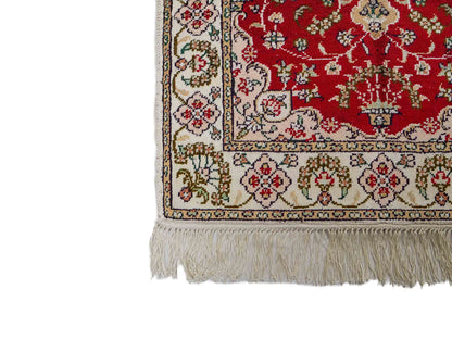 Feiner, handgeknüpfter, chinesischer Orientteppich mit Ghom Design aus Kunstseide, rot, weiß, creme. 89x62 cm. Verkauf durch Jupiter Intl.