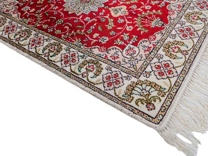 Feiner, handgeknüpfter, chinesischer Orientteppich mit Ghom Design aus Kunstseide, rot, weiß, creme. 89x62 cm. Verkauf durch Jupiter Intl.