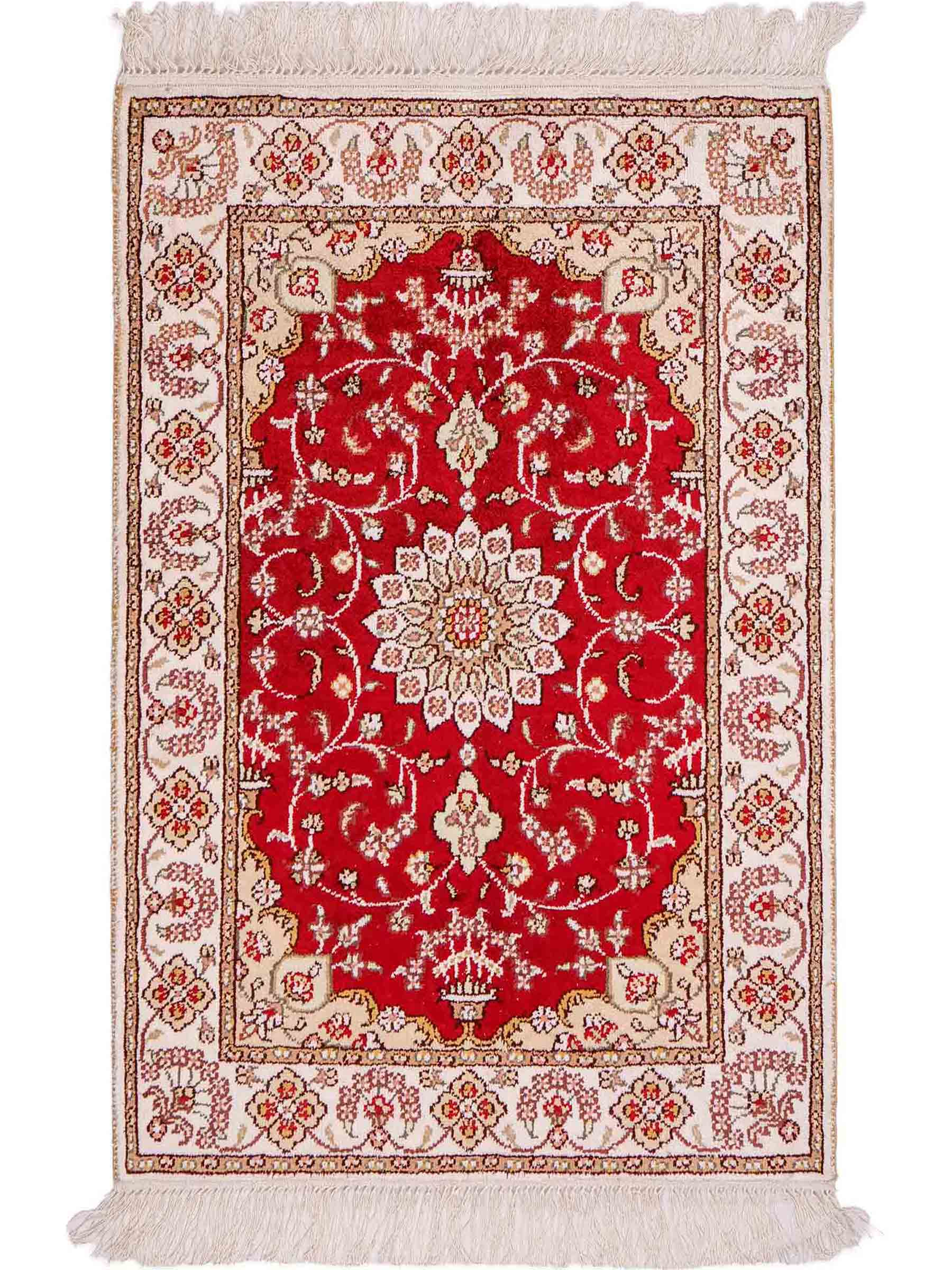 Feiner, handgeknüpfter, chinesischer Orientteppich mit Ghom Design aus Kunstseide, rot, weiß, creme. 89x62 cm. Verkauf durch Jupiter Intl.