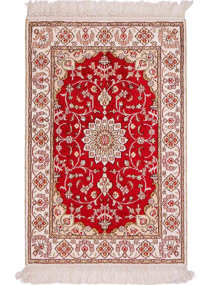 Feiner, handgeknüpfter, chinesischer Orientteppich mit Ghom Design aus Kunstseide, rot, weiß, creme. 89x62 cm. Verkauf durch Jupiter Intl.