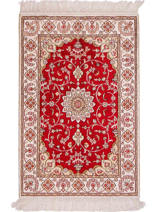 Feiner, handgeknüpfter, chinesischer Orientteppich mit Ghom Design aus Kunstseide, rot, weiß, creme. 89x62 cm. Verkauf durch Jupiter Intl.