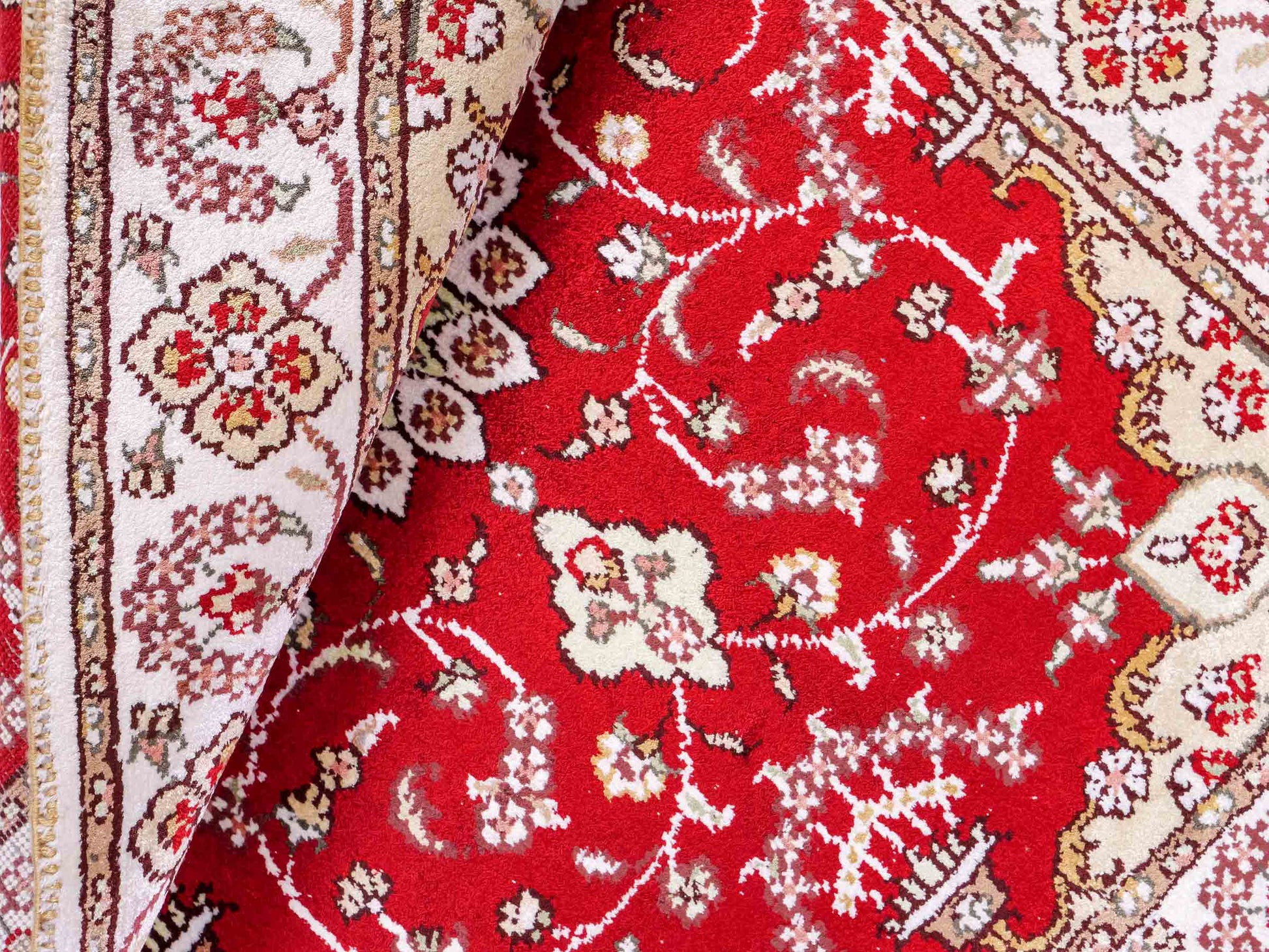 Feiner, handgeknüpfter, chinesischer Orientteppich mit Ghom Design aus Kunstseide, rot, weiß, creme. 89x62 cm. Verkauf durch Jupiter Intl.