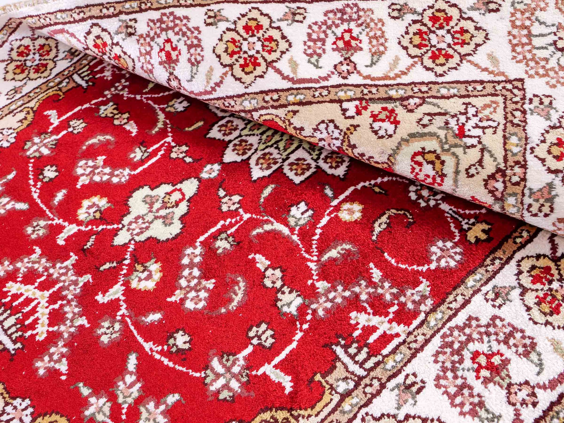 Feiner, handgeknüpfter, chinesischer Orientteppich mit Ghom Design aus Kunstseide, rot, weiß, creme. 89x62 cm. Verkauf durch Jupiter Intl.