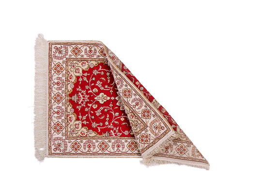 Feiner, handgeknüpfter, chinesischer Orientteppich mit Ghom Design aus Kunstseide, rot, weiß, creme. 89x62 cm. Verkauf durch Jupiter Intl.