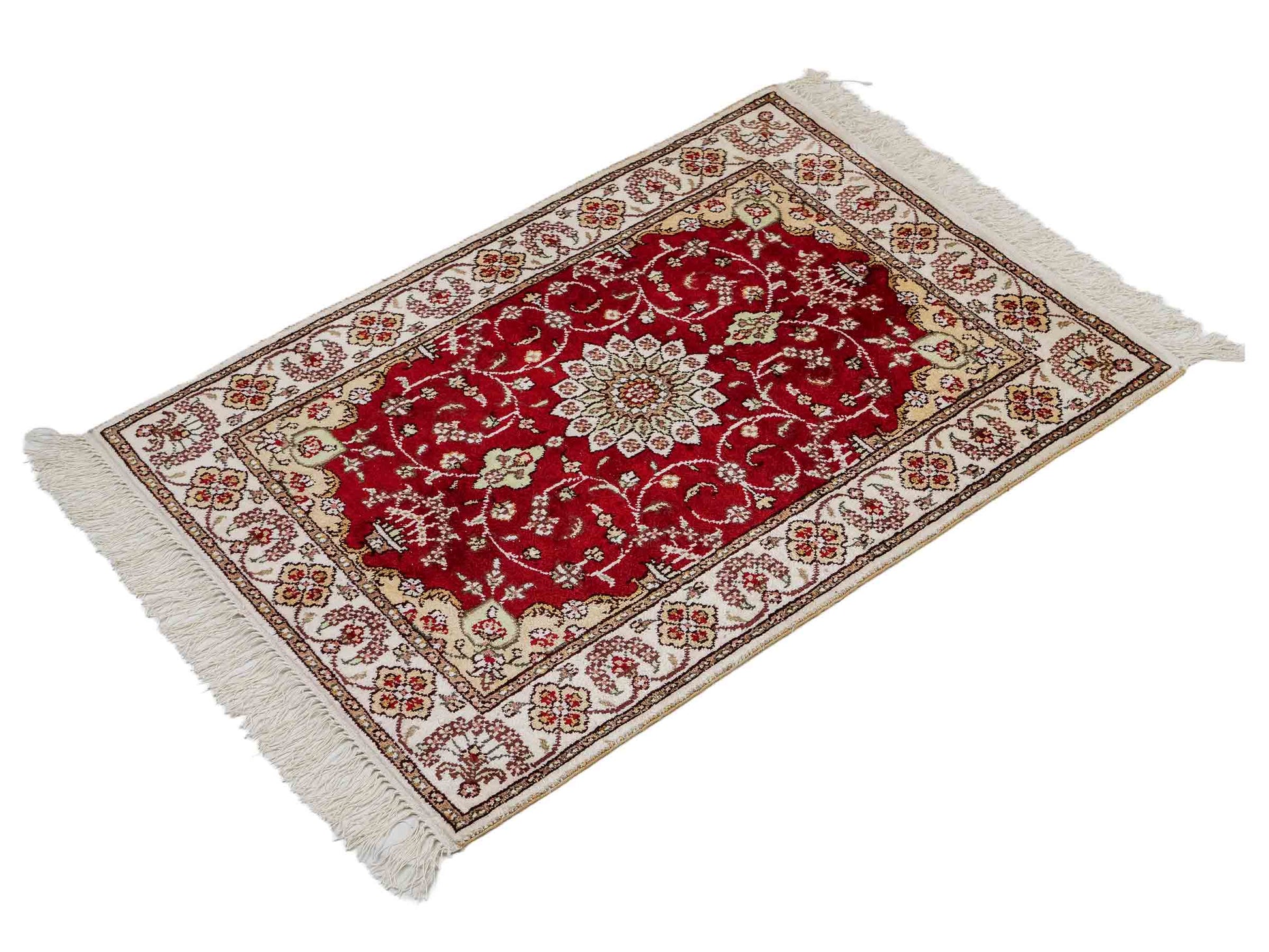 Feiner, handgeknüpfter, chinesischer Orientteppich mit Ghom Design aus Kunstseide, rot, weiß, creme. 89x62 cm. Verkauf durch Jupiter Intl.