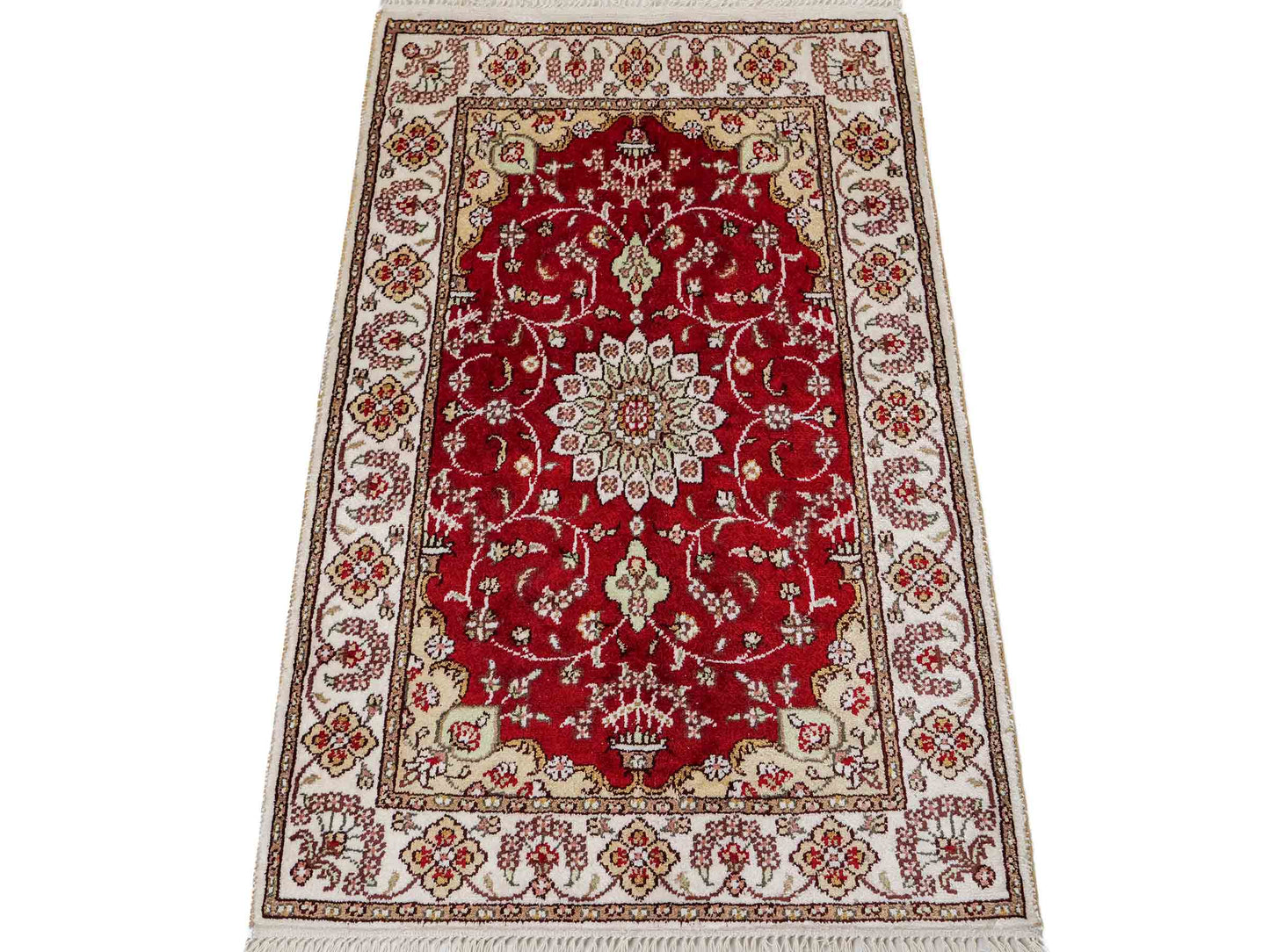 Feiner, handgeknüpfter, chinesischer Orientteppich mit Ghom Design aus Kunstseide, rot, weiß, creme. 89x62 cm. Verkauf durch Jupiter Intl.