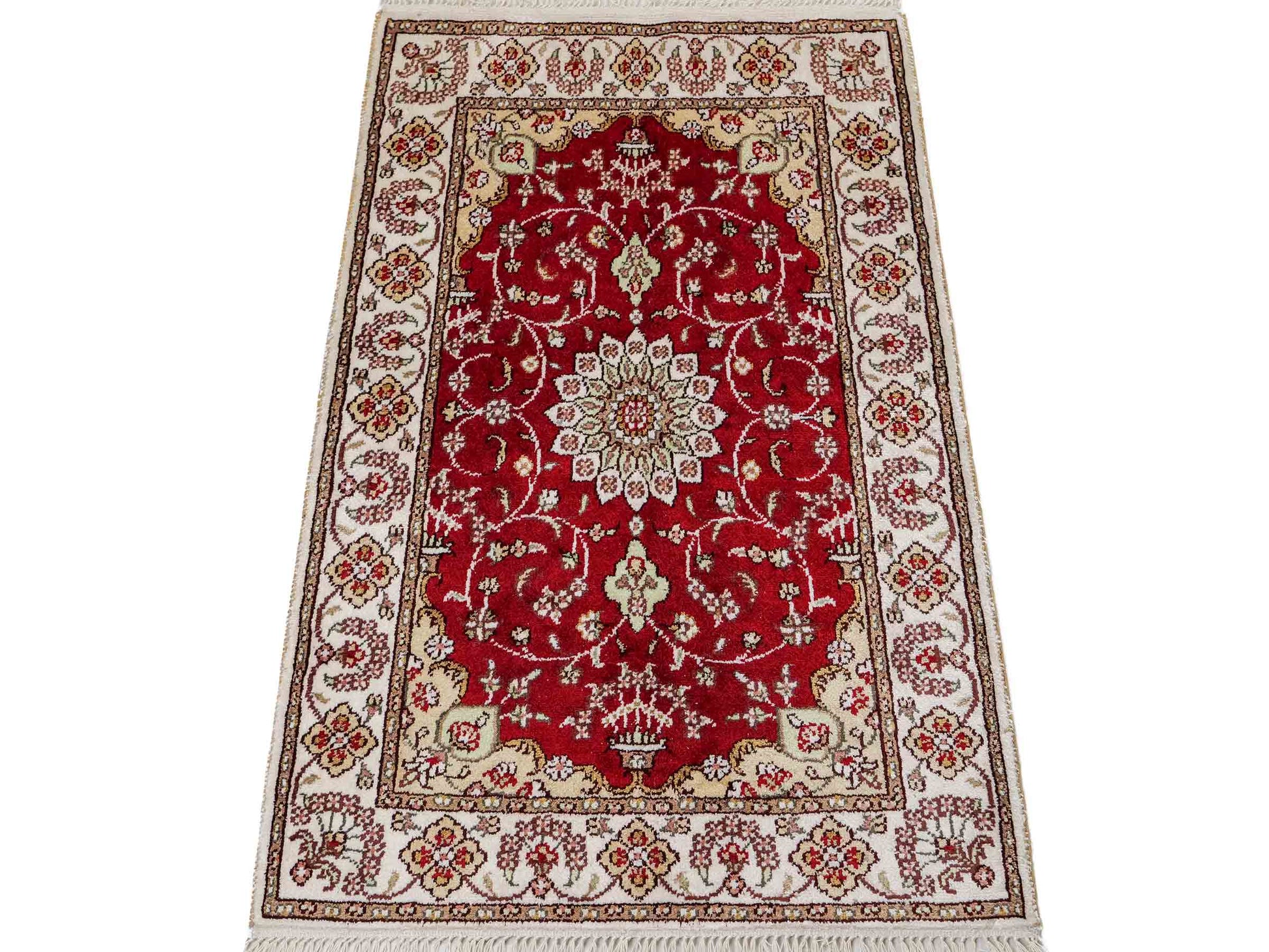 Feiner, handgeknüpfter, chinesischer Orientteppich mit Ghom Design aus Kunstseide, rot, weiß, creme. 89x62 cm. Verkauf durch Jupiter Intl.