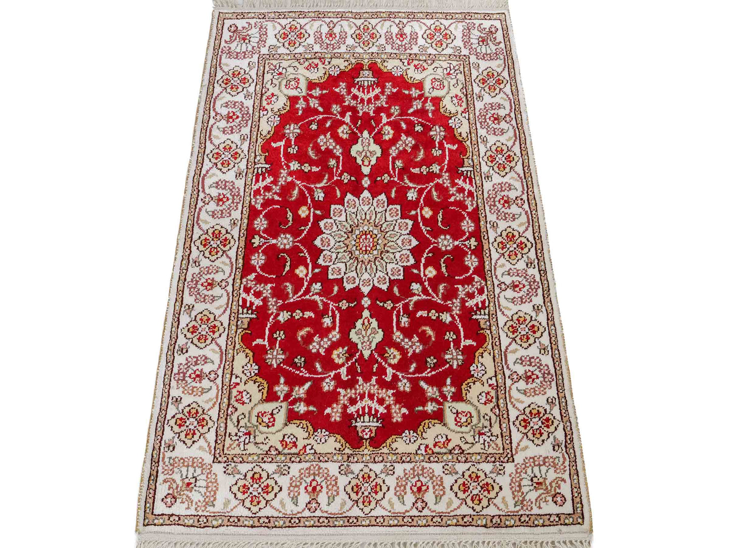 Feiner, handgeknüpfter, chinesischer Orientteppich mit Ghom Design aus Kunstseide, rot, weiß, creme. 89x62 cm. Verkauf durch Jupiter Intl.