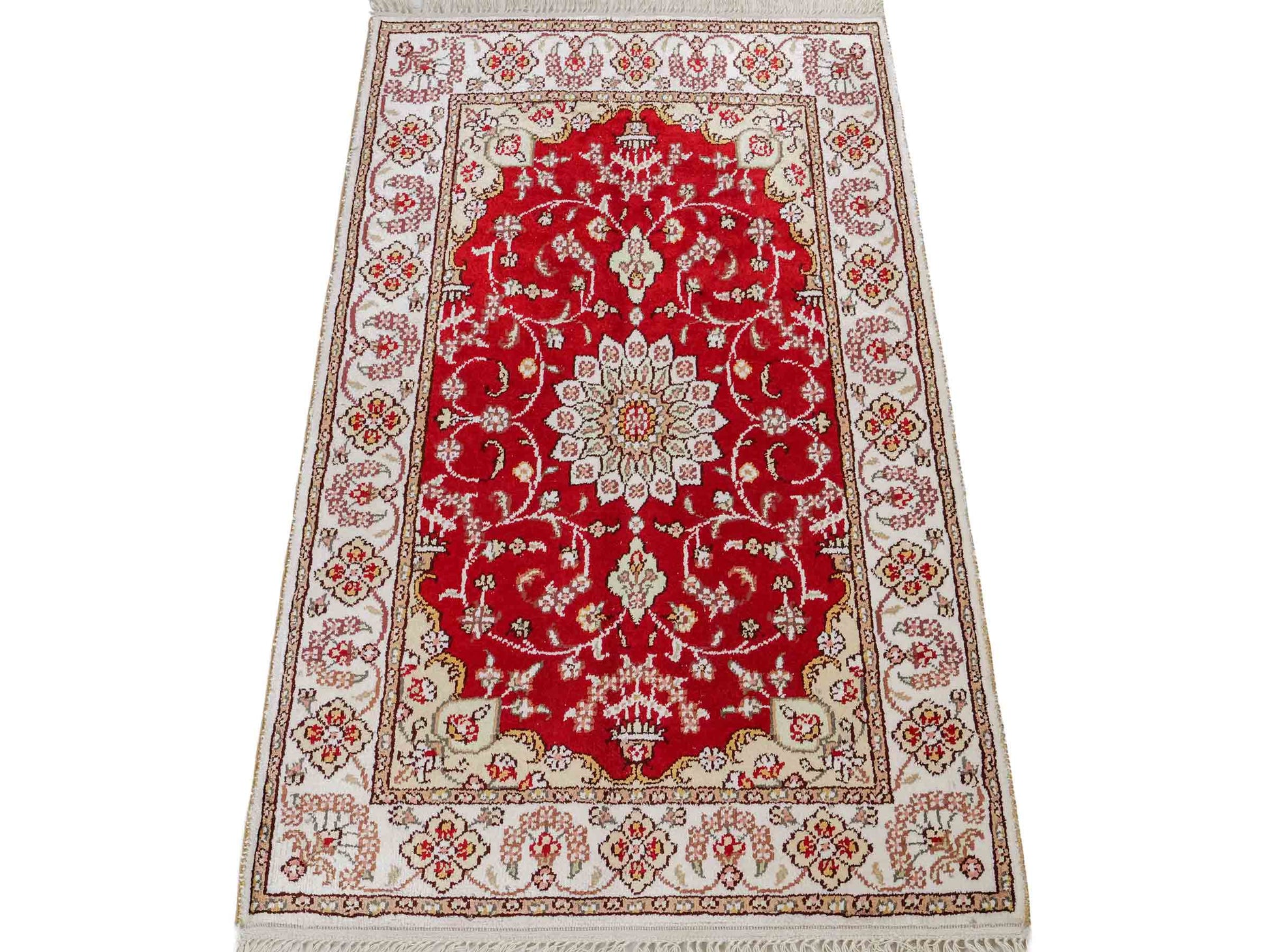 Feiner, handgeknüpfter, chinesischer Orientteppich mit Ghom Design aus Kunstseide, rot, weiß, creme. 89x62 cm. Verkauf durch Jupiter Intl.