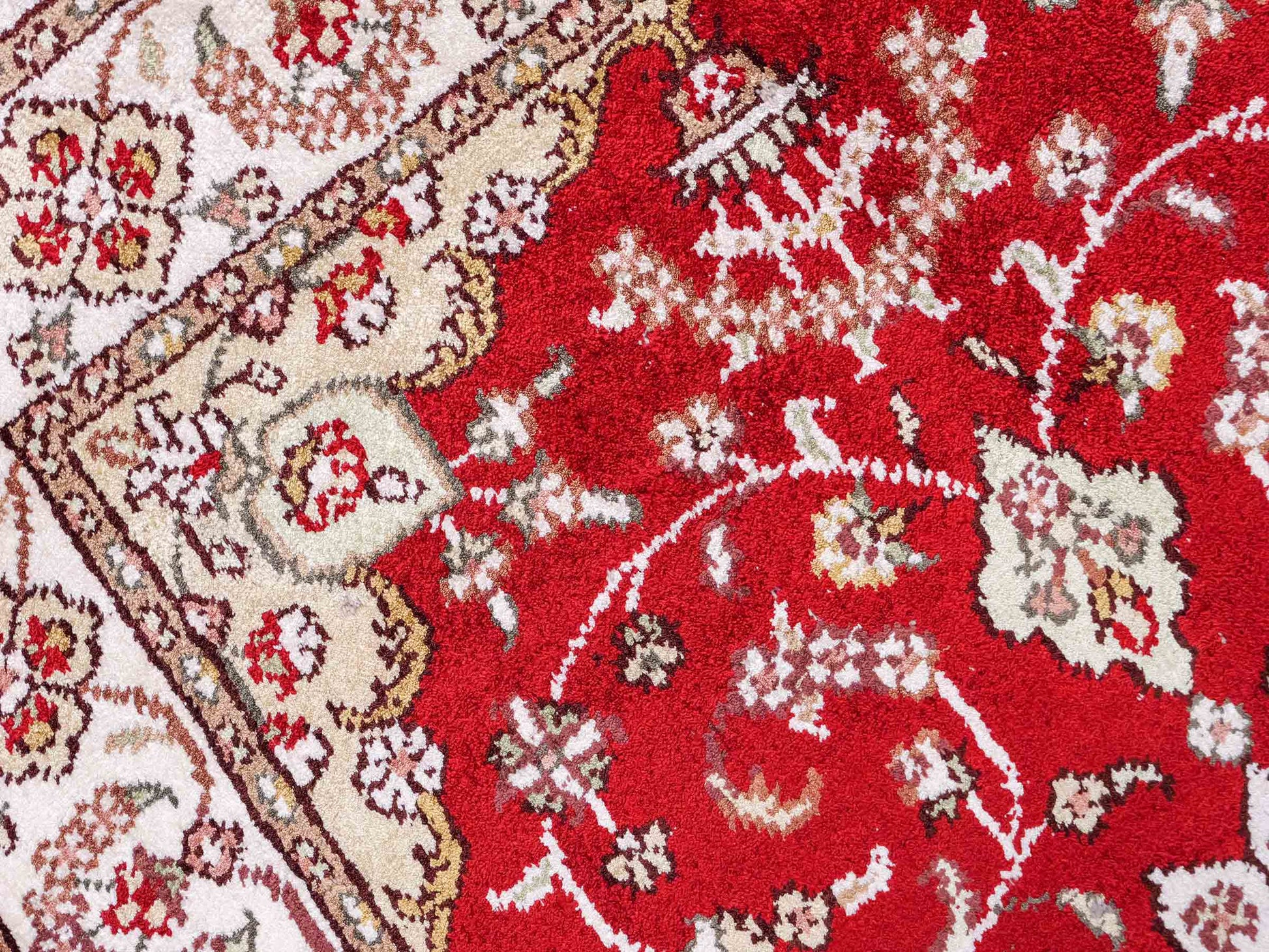 Feiner, handgeknüpfter, chinesischer Orientteppich mit Ghom Design aus Kunstseide, rot, weiß, creme. 89x62 cm. Verkauf durch Jupiter Intl.