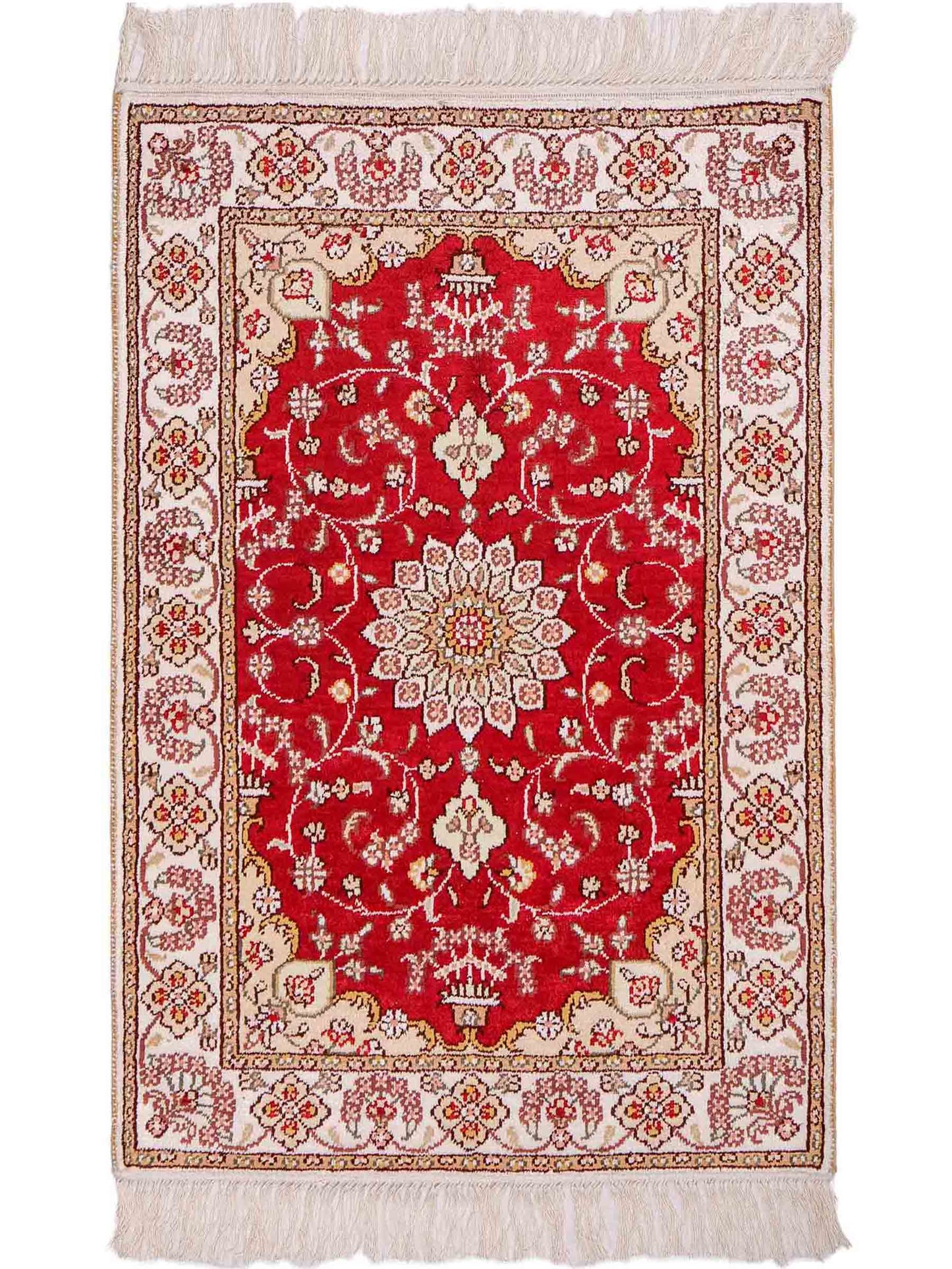 Feiner, handgeknüpfter, chinesischer Orientteppich mit Ghom Design aus Kunstseide, rot, creme, weiß. 90x62 cm. Verkauf durch Jupiter Intl.