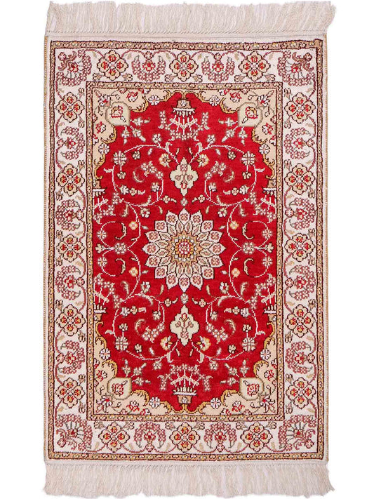 Feiner, handgeknüpfter, chinesischer Orientteppich mit Ghom Design aus Kunstseide, rot, creme, weiß. 90x62 cm. Verkauf durch Jupiter Intl.