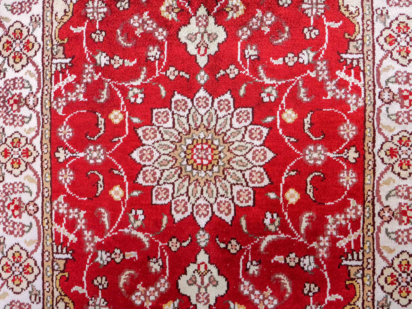 Feiner, handgeknüpfter, chinesischer Orientteppich mit Ghom Design aus Kunstseide, rot, creme, weiß. 90x62 cm. Verkauf durch Jupiter Intl.
