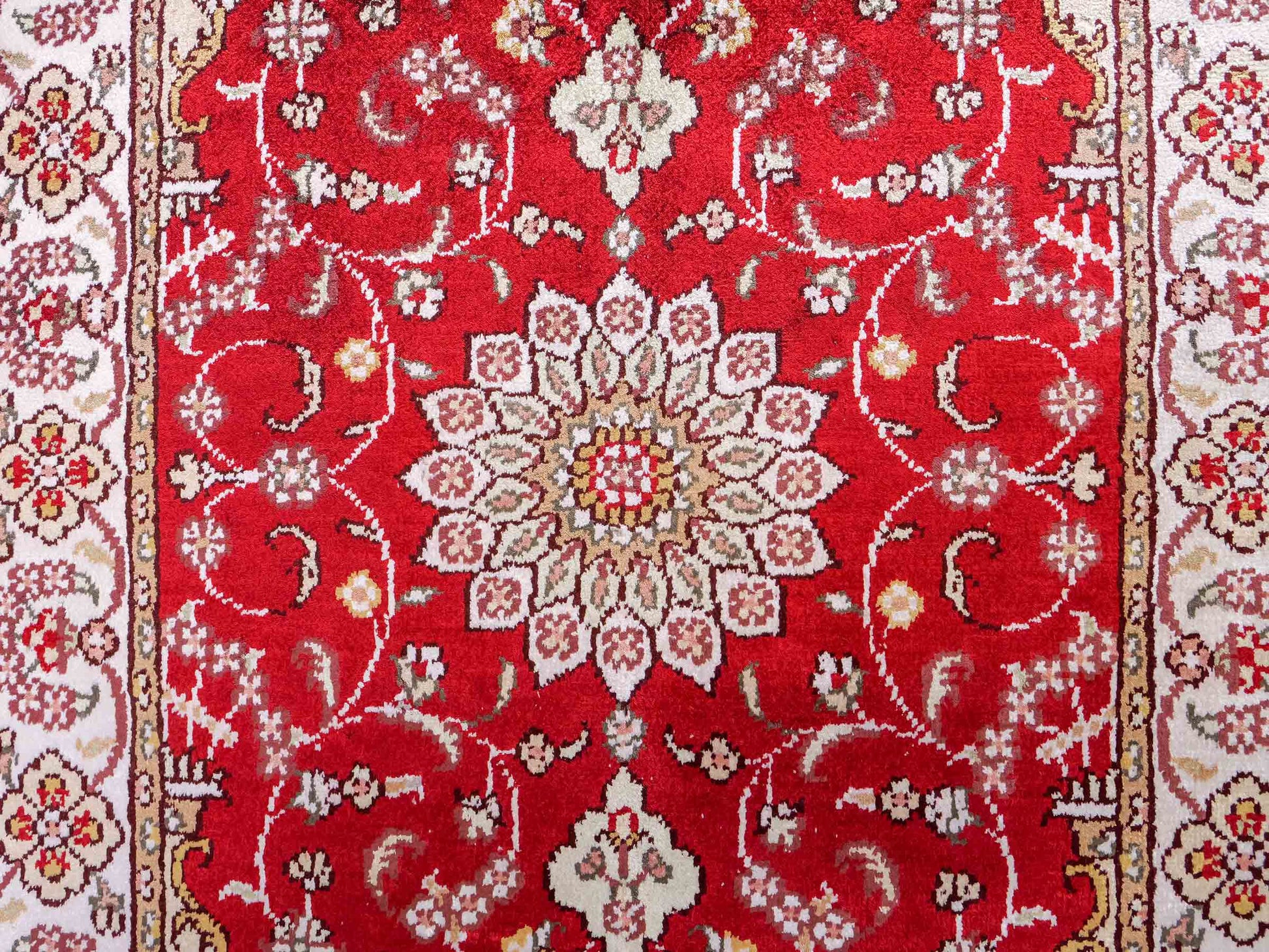 Feiner, handgeknüpfter, chinesischer Orientteppich mit Ghom Design aus Kunstseide, rot, creme, weiß. 90x62 cm. Verkauf durch Jupiter Intl.