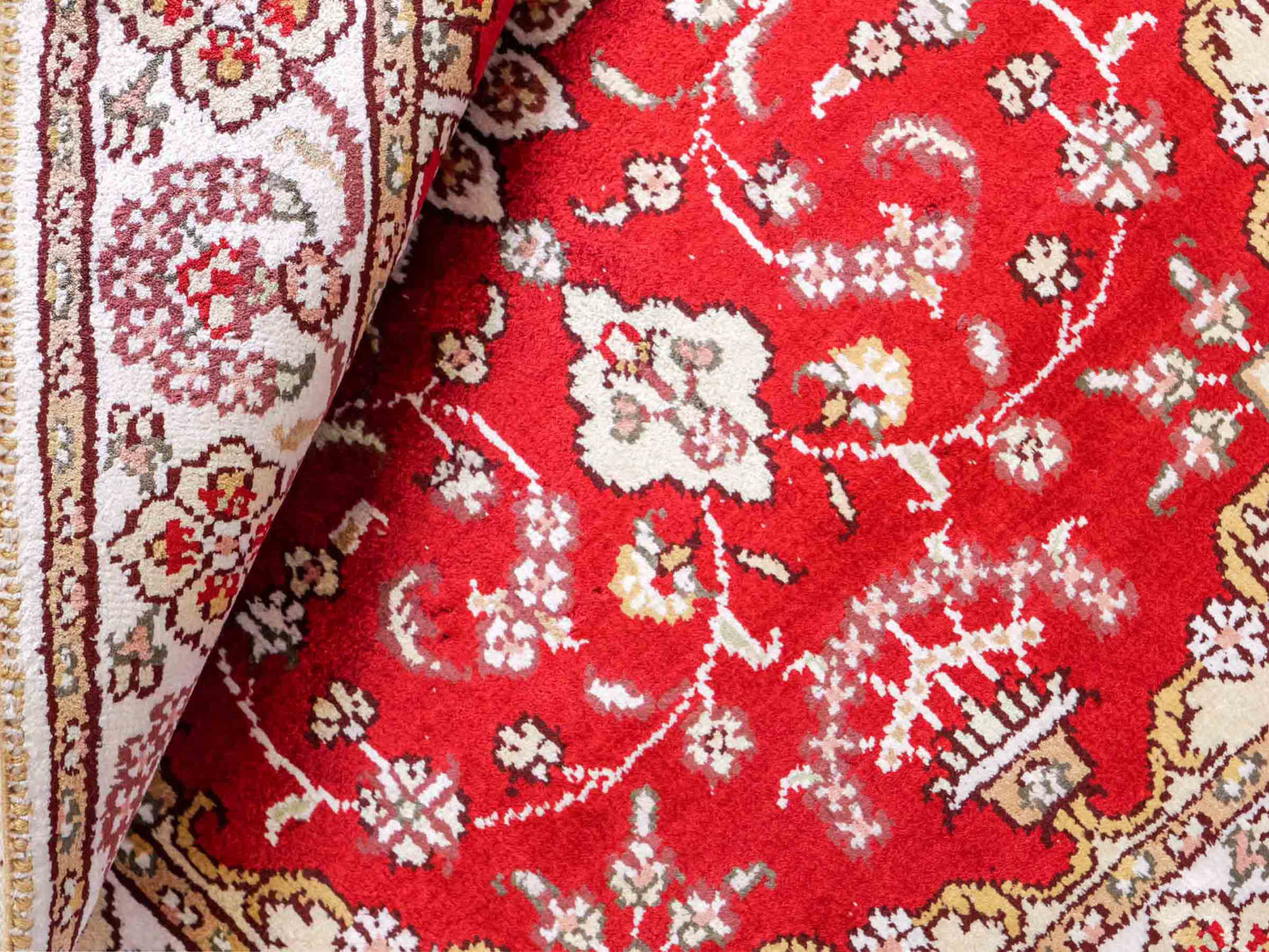 Feiner, handgeknüpfter, chinesischer Orientteppich mit Ghom Design aus Kunstseide, rot, creme, weiß. 90x62 cm. Verkauf durch Jupiter Intl.