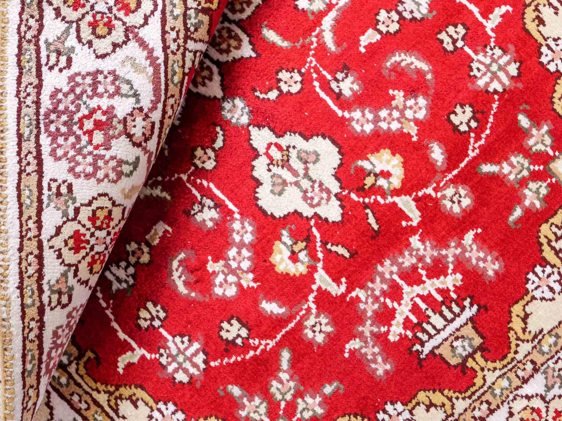 Feiner, handgeknüpfter, chinesischer Orientteppich mit Ghom Design aus Kunstseide, rot, creme, weiß. 90x62 cm. Verkauf durch Jupiter Intl.