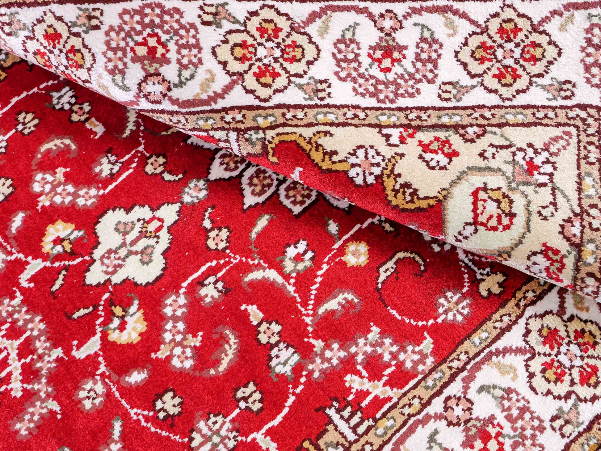 Feiner, handgeknüpfter, chinesischer Orientteppich mit Ghom Design aus Kunstseide, rot, creme, weiß. 90x62 cm. Verkauf durch Jupiter Intl.