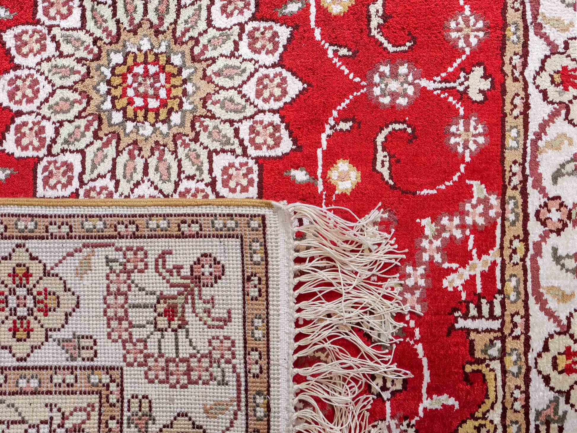 Feiner, handgeknüpfter, chinesischer Orientteppich mit Ghom Design aus Kunstseide, rot, creme, weiß. 90x62 cm. Verkauf durch Jupiter Intl.