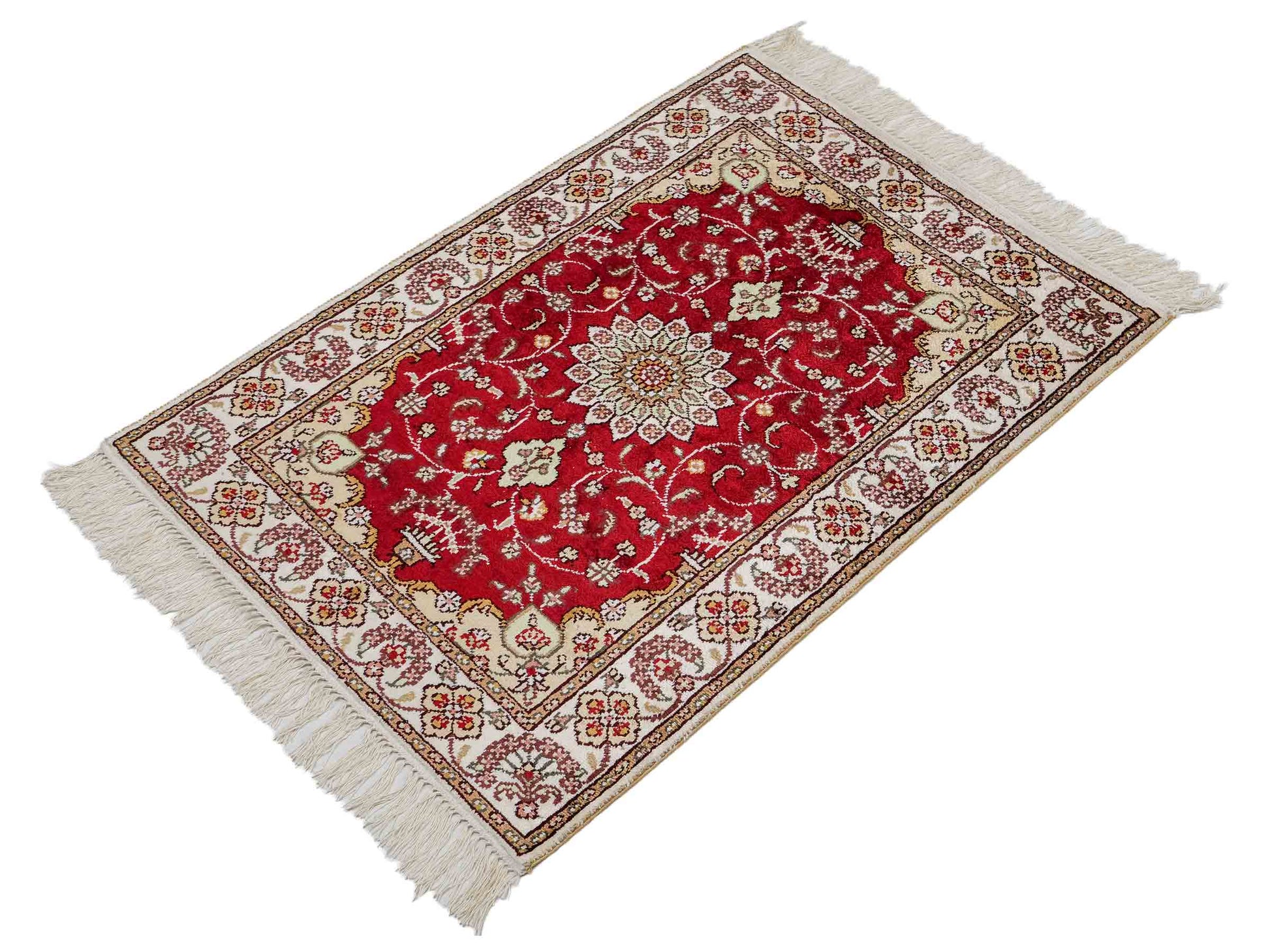Feiner, handgeknüpfter, chinesischer Orientteppich mit Ghom Design aus Kunstseide, rot, creme, weiß. 90x62 cm. Verkauf durch Jupiter Intl.
