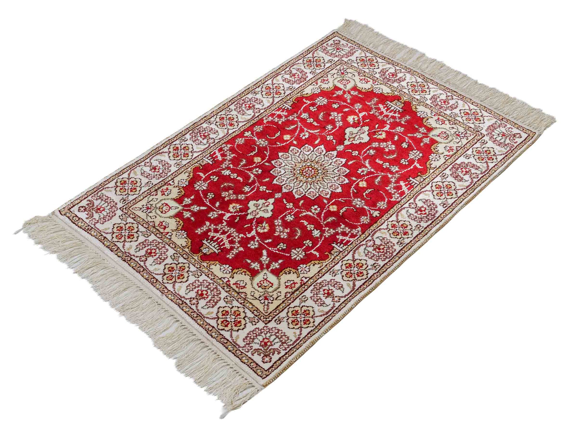 Feiner, handgeknüpfter, chinesischer Orientteppich mit Ghom Design aus Kunstseide, rot, creme, weiß. 90x62 cm. Verkauf durch Jupiter Intl.