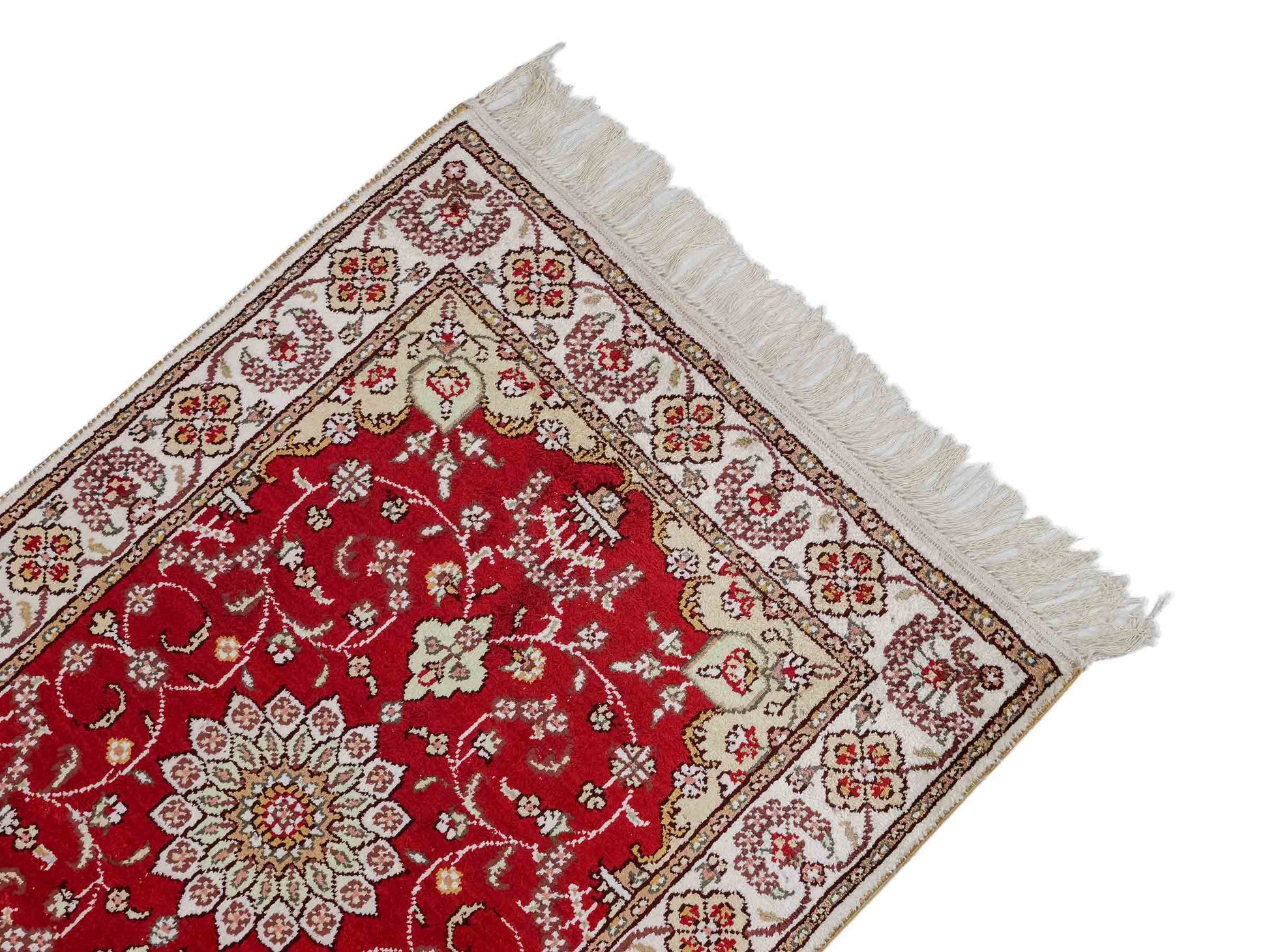 Feiner, handgeknüpfter, chinesischer Orientteppich mit Ghom Design aus Kunstseide, rot, creme, weiß. 90x62 cm. Verkauf durch Jupiter Intl.