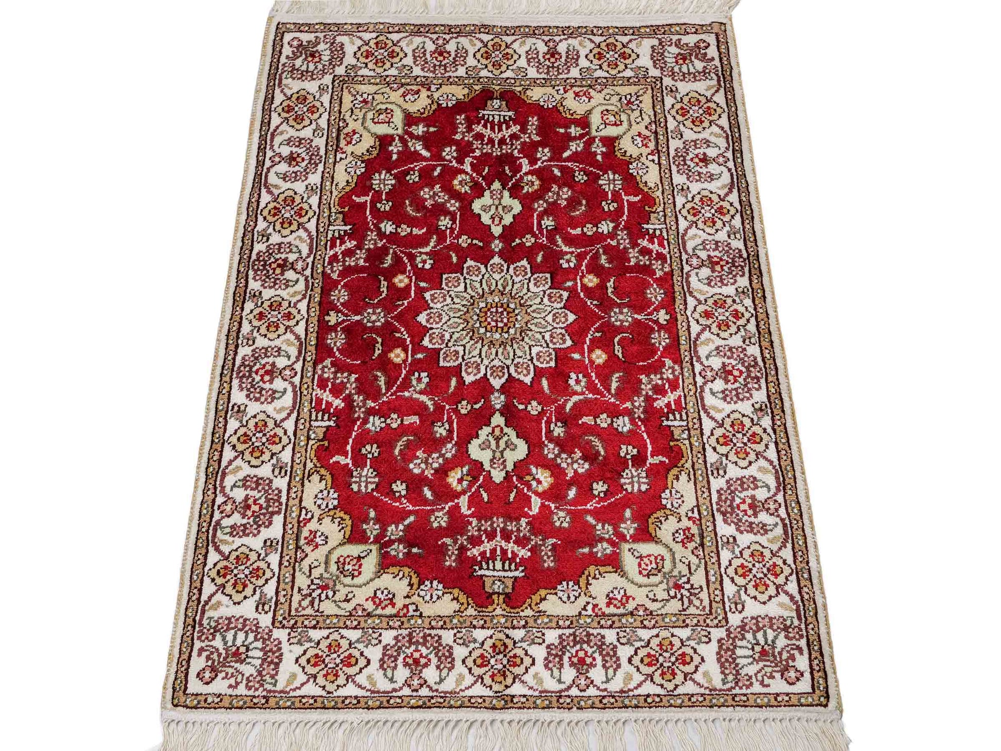 Feiner, handgeknüpfter, chinesischer Orientteppich mit Ghom Design aus Kunstseide, rot, creme, weiß. 90x62 cm. Verkauf durch Jupiter Intl.