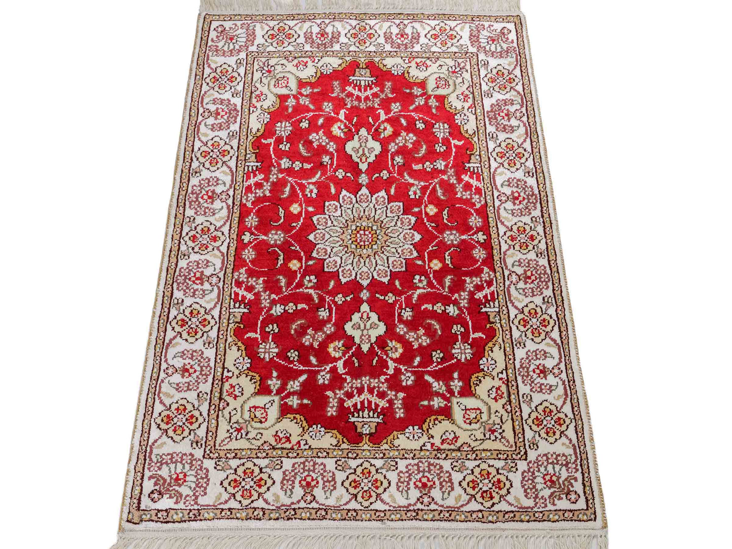 Feiner, handgeknüpfter, chinesischer Orientteppich mit Ghom Design aus Kunstseide, rot, creme, weiß. 90x62 cm. Verkauf durch Jupiter Intl.
