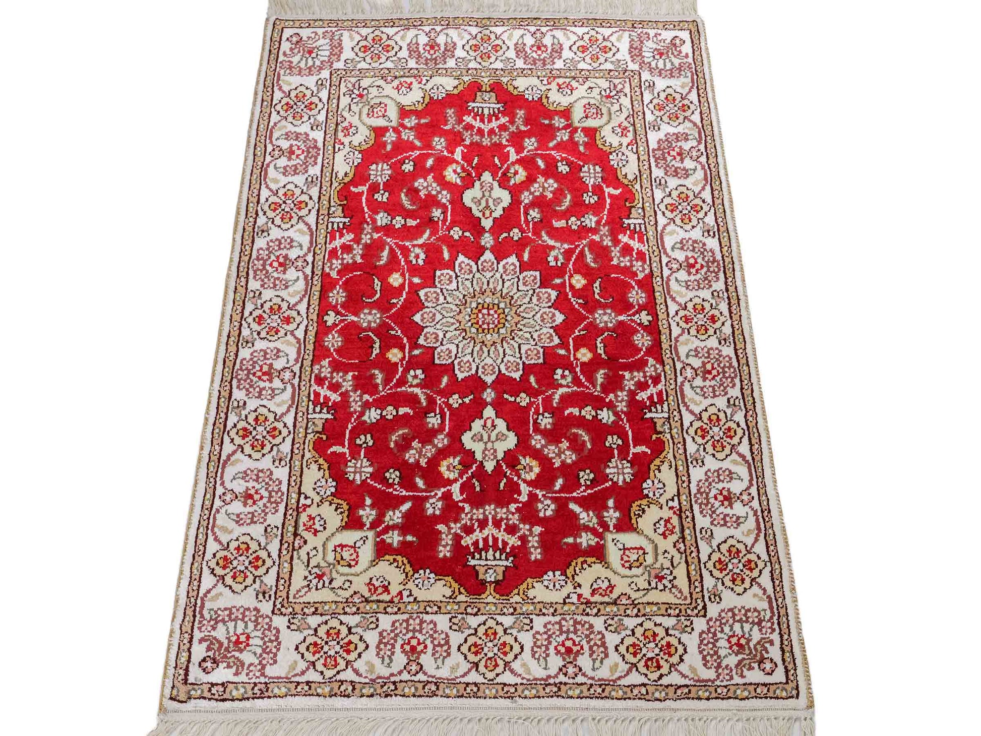 Feiner, handgeknüpfter, chinesischer Orientteppich mit Ghom Design aus Kunstseide, rot, creme, weiß. 90x62 cm. Verkauf durch Jupiter Intl.