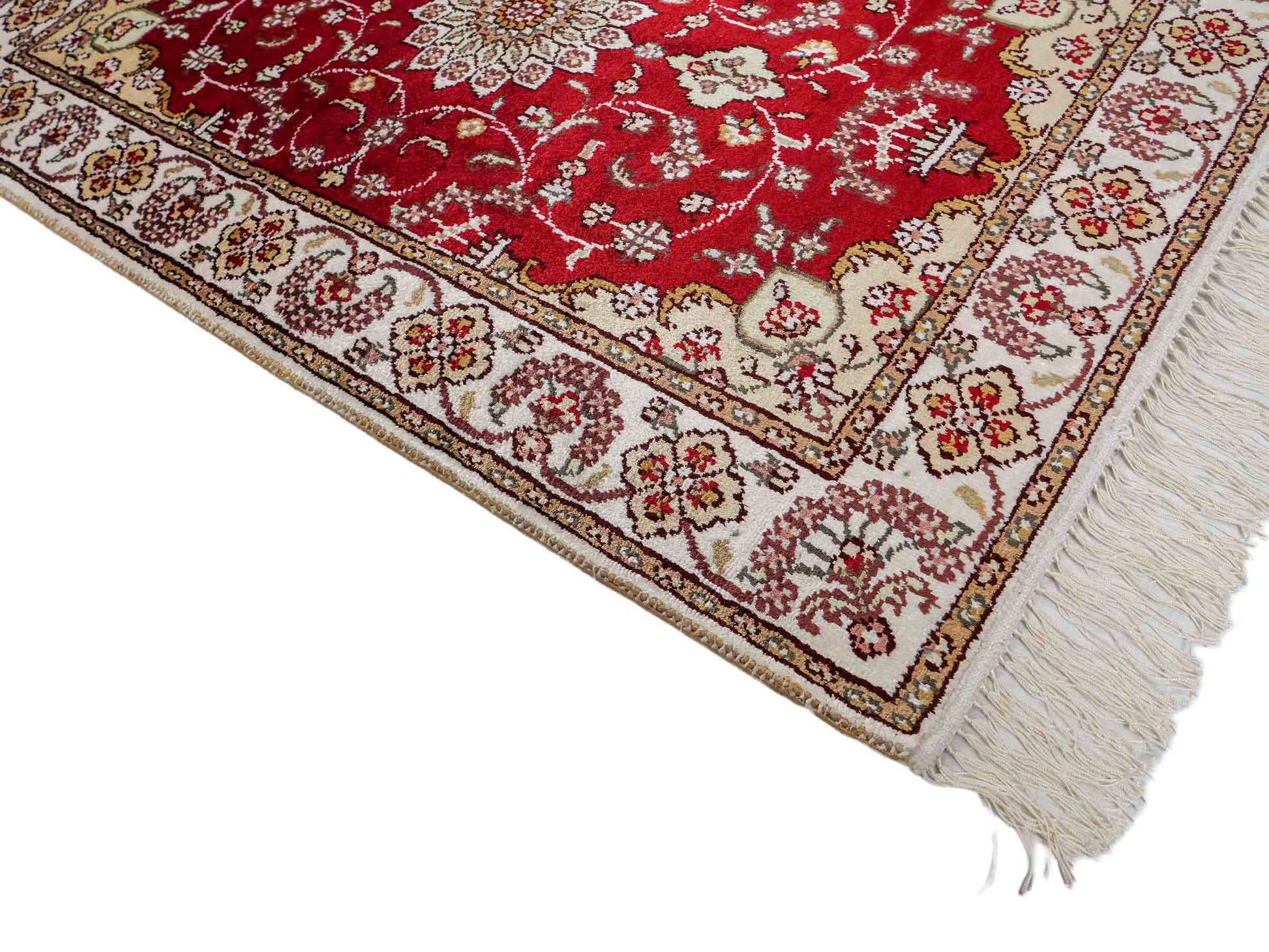 Feiner, handgeknüpfter, chinesischer Orientteppich mit Ghom Design aus Kunstseide, rot, creme, weiß. 90x62 cm. Verkauf durch Jupiter Intl.