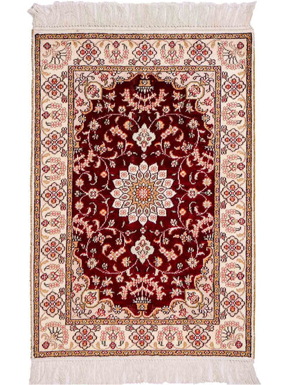Feiner, handgeknüpfter, chinesischer Orientteppich mit Ghom Design aus Kunstseide, rot, weiß, creme. 90x63 cm. Verkauf durch Jupiter Intl.