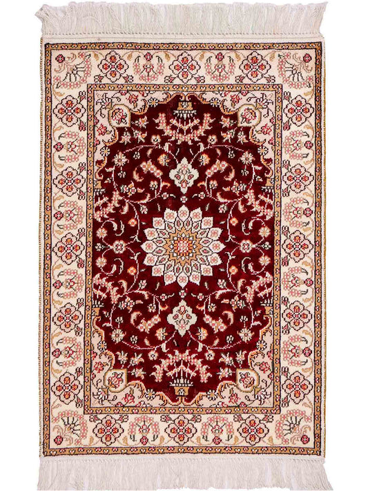 Feiner, handgeknüpfter, chinesischer Orientteppich mit Ghom Design aus Kunstseide, rot, weiß, creme. 90x63 cm. Verkauf durch Jupiter Intl.