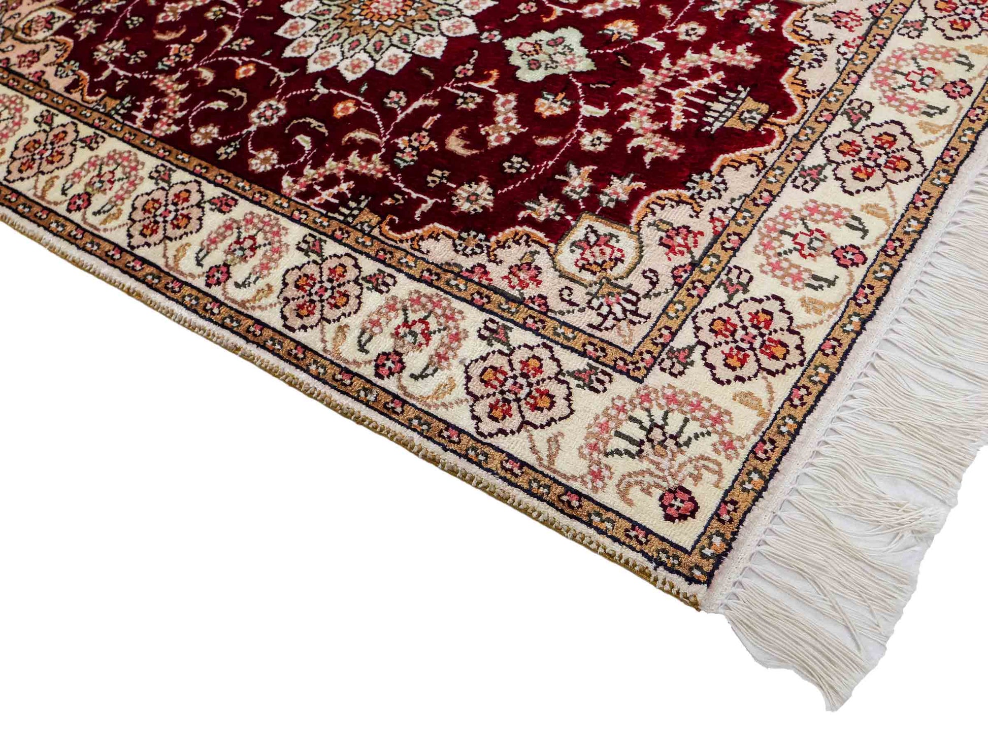 Feiner, handgeknüpfter, chinesischer Orientteppich mit Ghom Design aus Kunstseide, rot, weiß, creme. 90x63 cm. Verkauf durch Jupiter Intl.