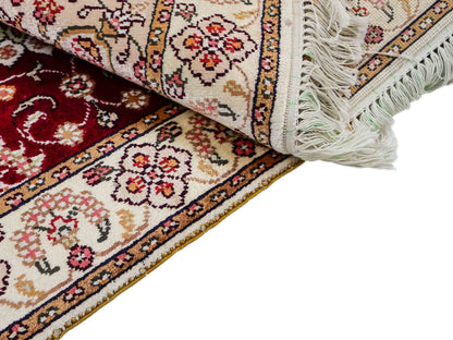 Feiner, handgeknüpfter, chinesischer Orientteppich mit Ghom Design aus Kunstseide, rot, weiß, creme. 90x63 cm. Verkauf durch Jupiter Intl.
