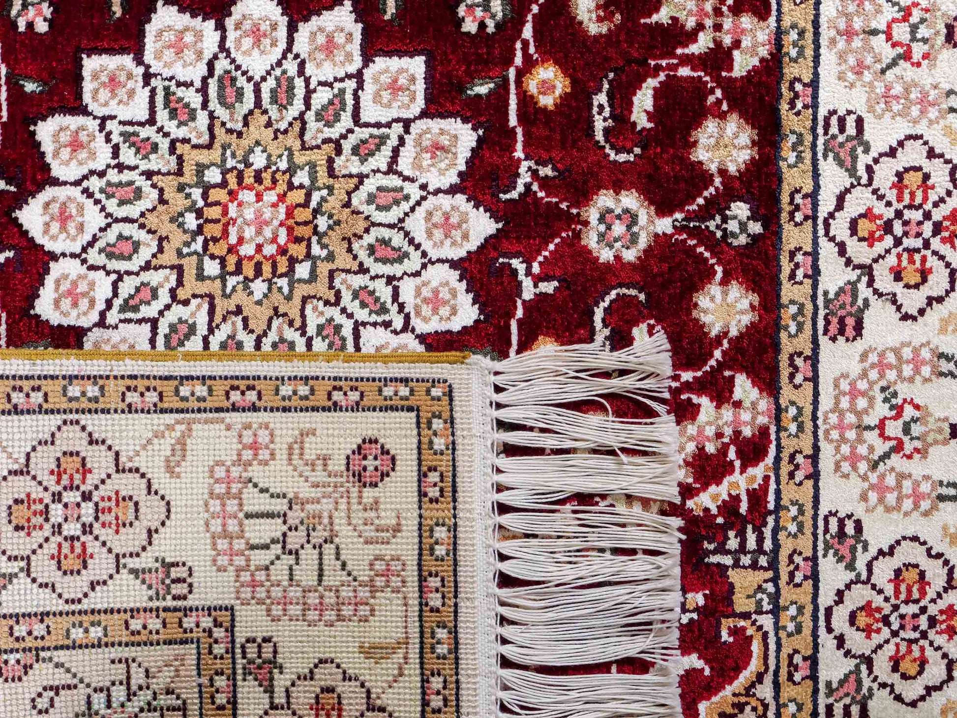 Feiner, handgeknüpfter, chinesischer Orientteppich mit Ghom Design aus Kunstseide, rot, weiß, creme. 90x63 cm. Verkauf durch Jupiter Intl.
