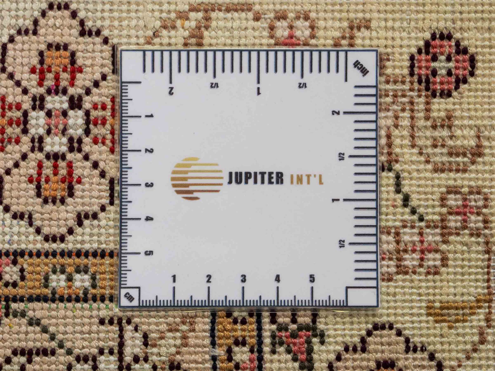 Feiner, handgeknüpfter, chinesischer Orientteppich mit Ghom Design aus Kunstseide, rot, weiß, creme. 90x63 cm. Verkauf durch Jupiter Intl.