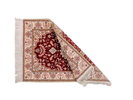 Feiner, handgeknüpfter, chinesischer Orientteppich mit Ghom Design aus Kunstseide, rot, weiß, creme. 90x63 cm. Verkauf durch Jupiter Intl.