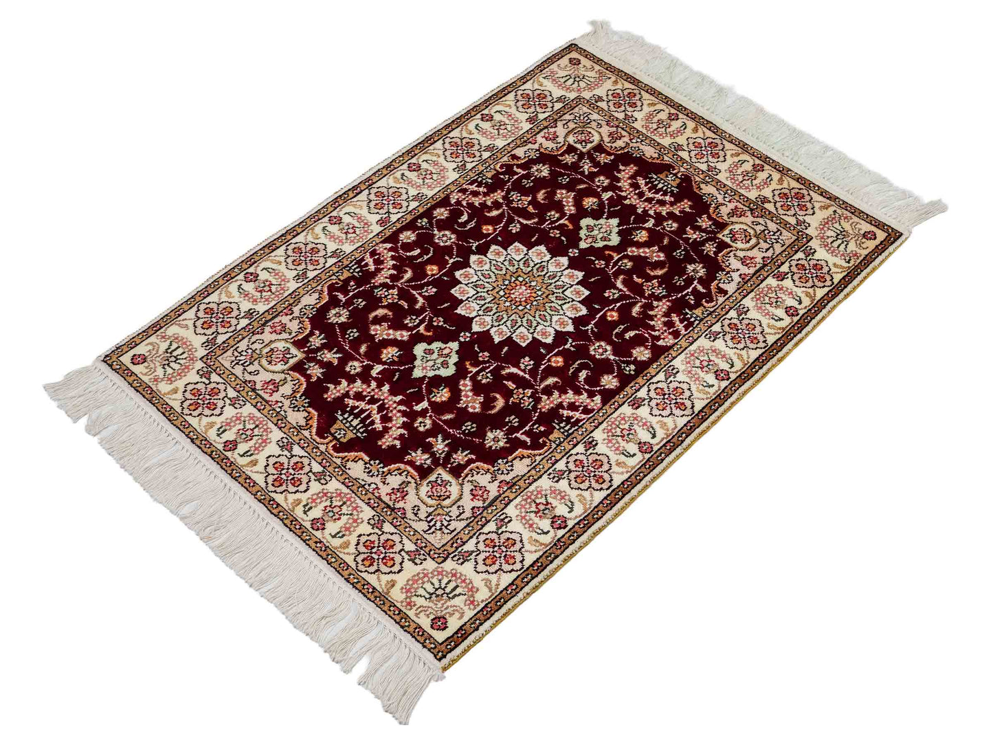Feiner, handgeknüpfter, chinesischer Orientteppich mit Ghom Design aus Kunstseide, rot, weiß, creme. 90x63 cm. Verkauf durch Jupiter Intl.