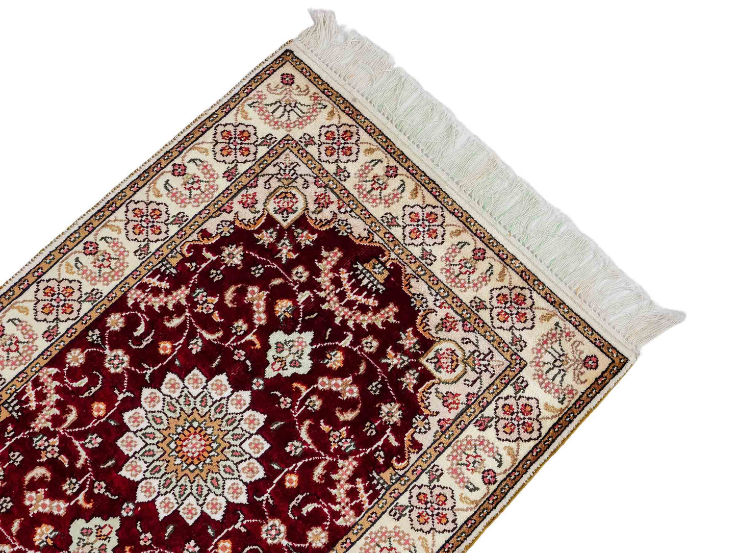 Feiner, handgeknüpfter, chinesischer Orientteppich mit Ghom Design aus Kunstseide, rot, weiß, creme. 90x63 cm. Verkauf durch Jupiter Intl.