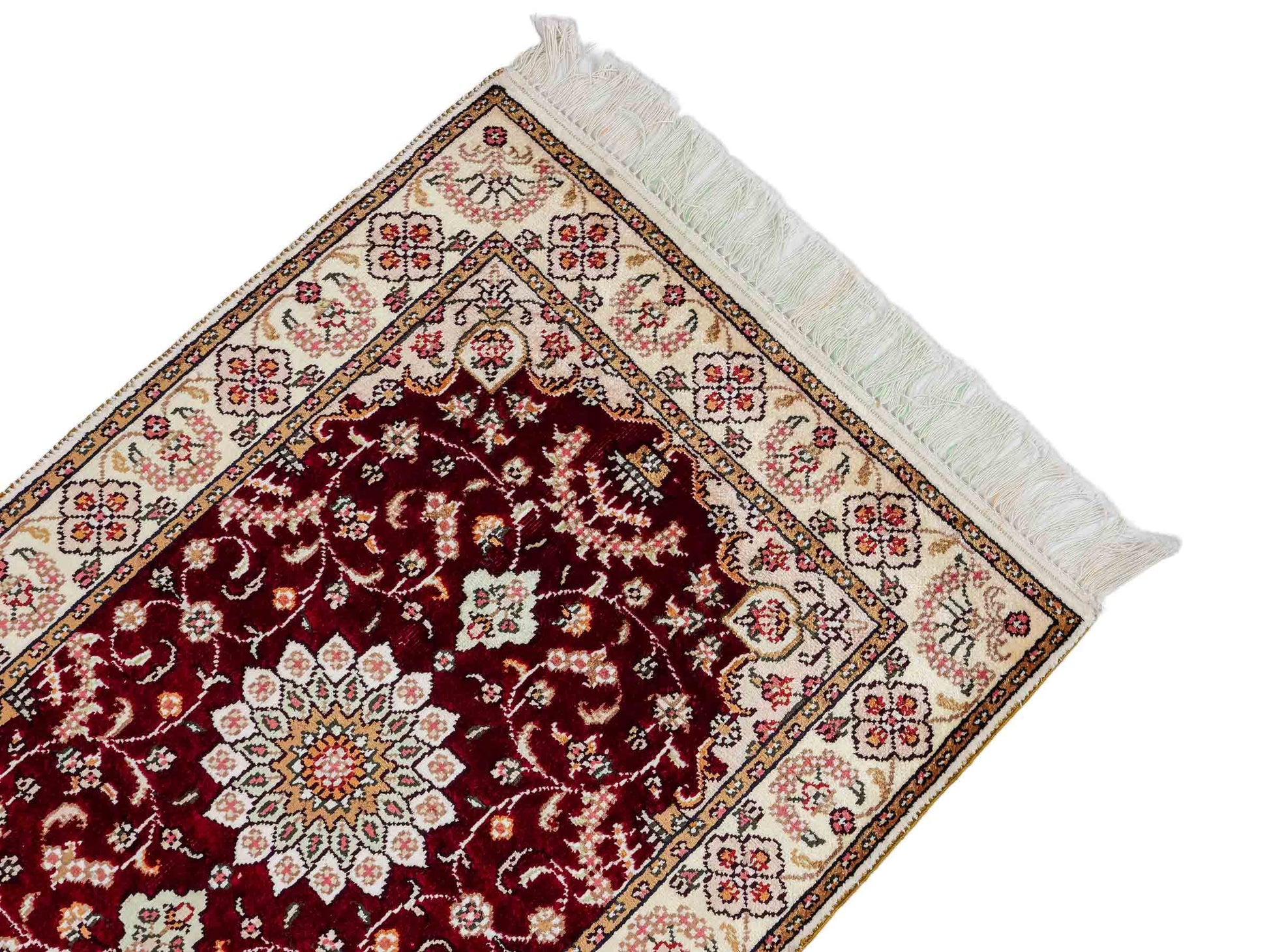 Feiner, handgeknüpfter, chinesischer Orientteppich mit Ghom Design aus Kunstseide, rot, weiß, creme. 90x63 cm. Verkauf durch Jupiter Intl.