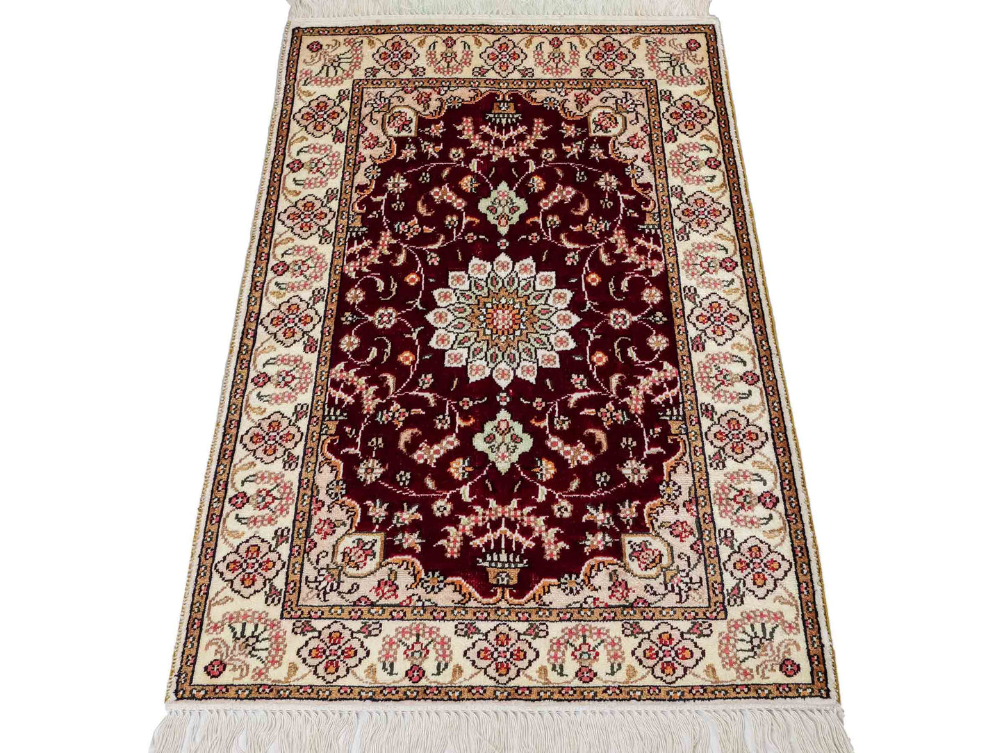 Feiner, handgeknüpfter, chinesischer Orientteppich mit Ghom Design aus Kunstseide, rot, weiß, creme. 90x63 cm. Verkauf durch Jupiter Intl.