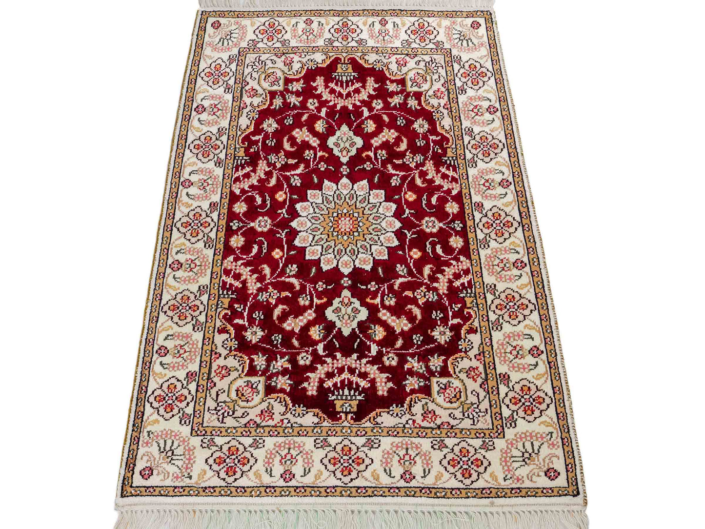 Feiner, handgeknüpfter, chinesischer Orientteppich mit Ghom Design aus Kunstseide, rot, weiß, creme. 90x63 cm. Verkauf durch Jupiter Intl.