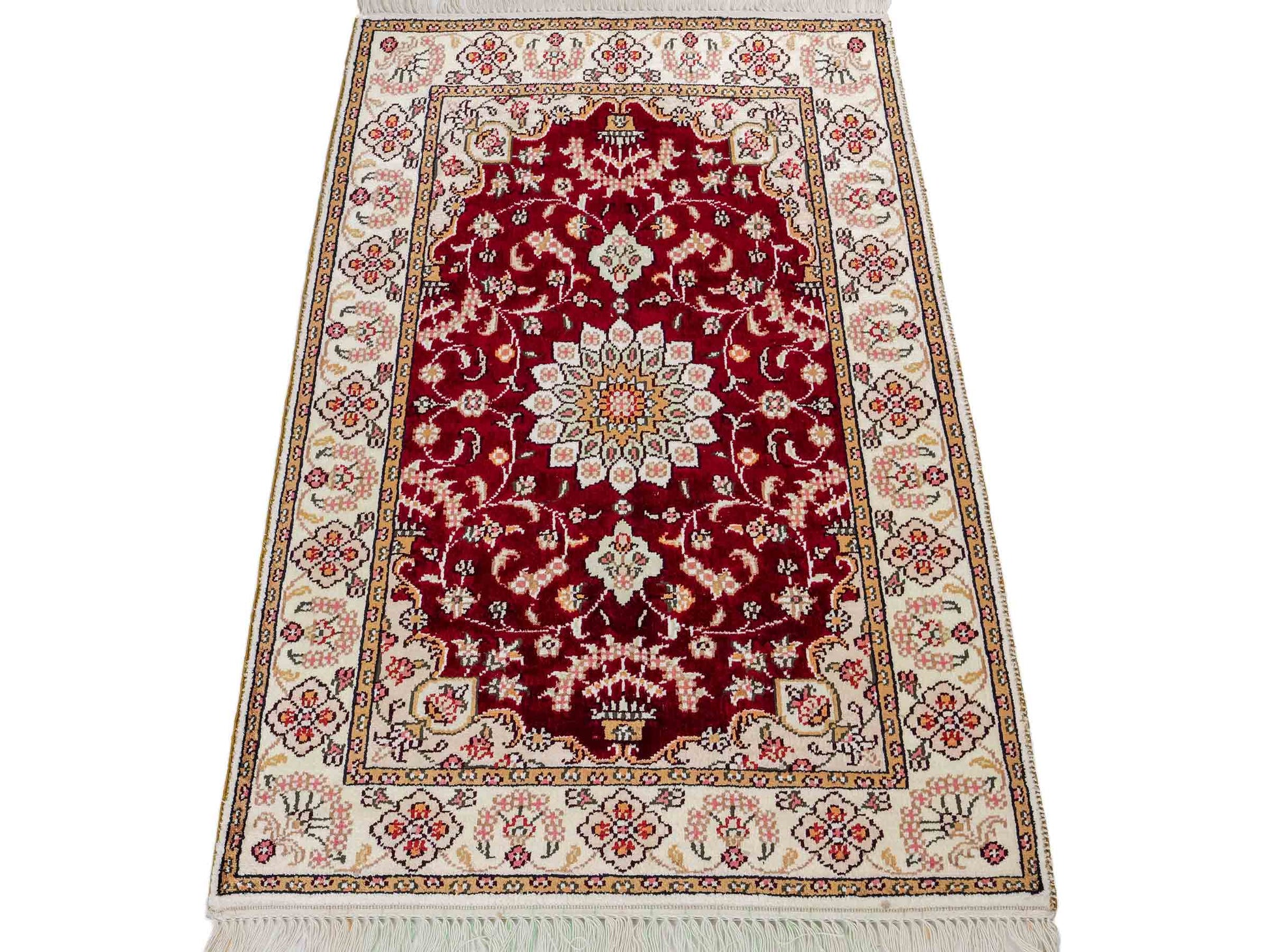 Feiner, handgeknüpfter, chinesischer Orientteppich mit Ghom Design aus Kunstseide, rot, weiß, creme. 90x63 cm. Verkauf durch Jupiter Intl.