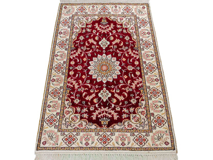Feiner, handgeknüpfter, chinesischer Orientteppich mit Ghom Design aus Kunstseide, rot, weiß, creme. 90x63 cm. Verkauf durch Jupiter Intl.
