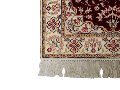 Feiner, handgeknüpfter, chinesischer Orientteppich mit Ghom Design aus Kunstseide, rot, weiß, creme. 90x63 cm. Verkauf durch Jupiter Intl.