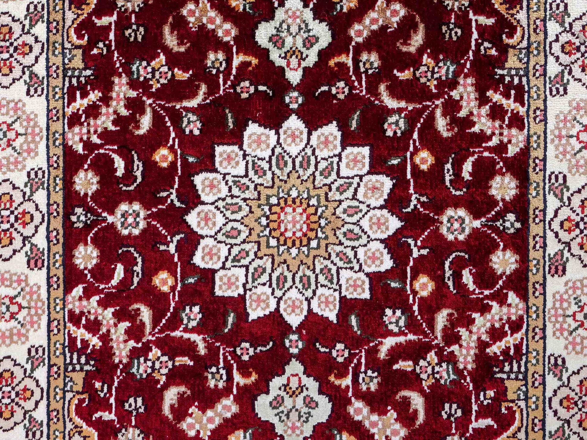 Feiner, handgeknüpfter, chinesischer Orientteppich mit Ghom Design aus Kunstseide, rot, weiß, creme. 90x63 cm. Verkauf durch Jupiter Intl.