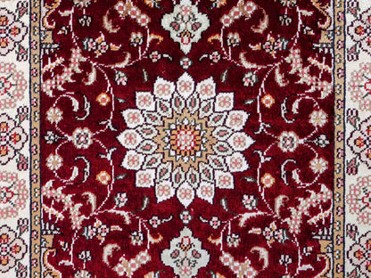 Feiner, handgeknüpfter, chinesischer Orientteppich mit Ghom Design aus Kunstseide, rot, weiß, creme. 90x63 cm. Verkauf durch Jupiter Intl.